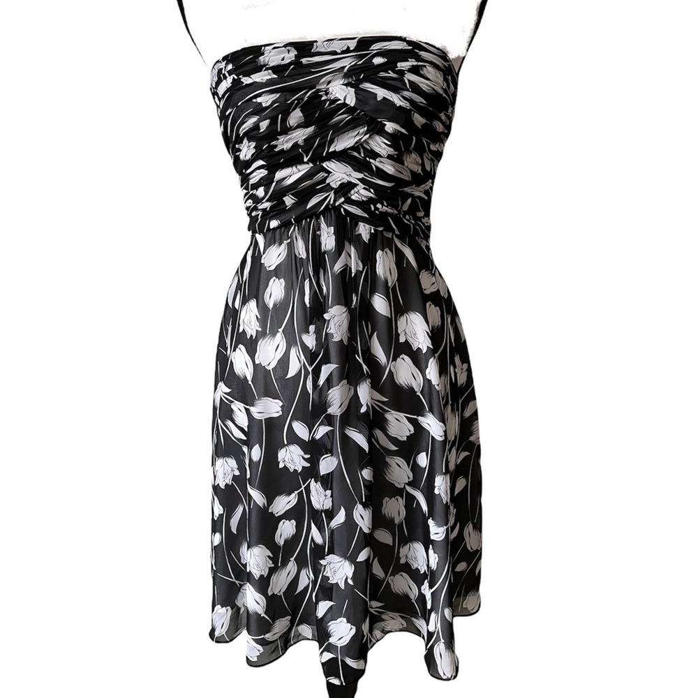 White House Black Market Dress woman’s Size 00 Black and White Tulips Strapless